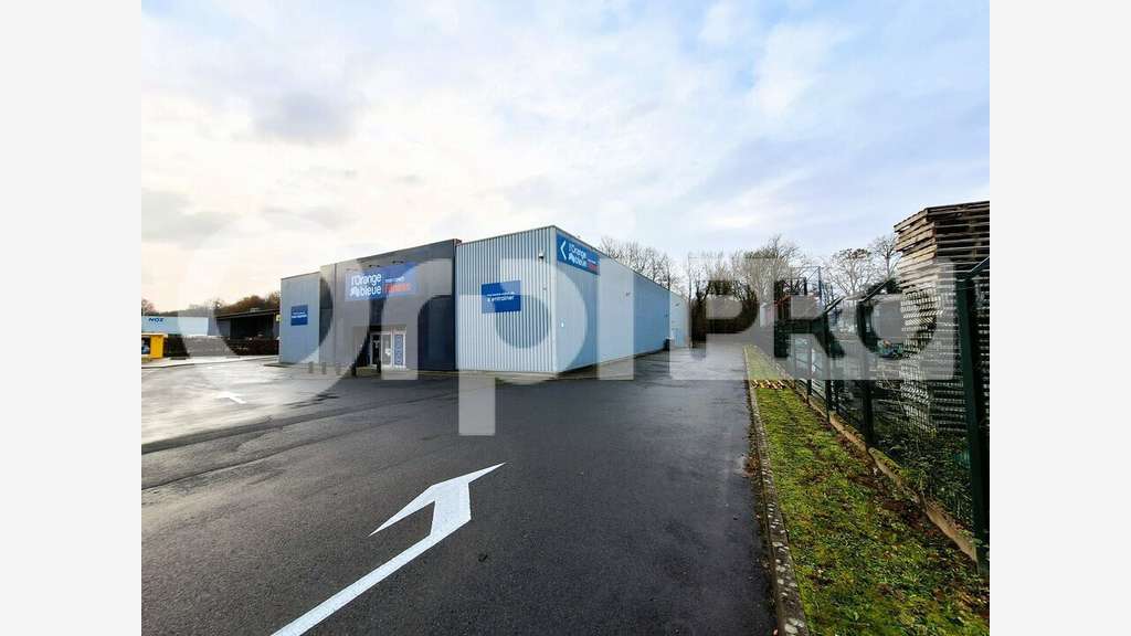 Loue local de 425m² près RN2 Villers-Cotterêts