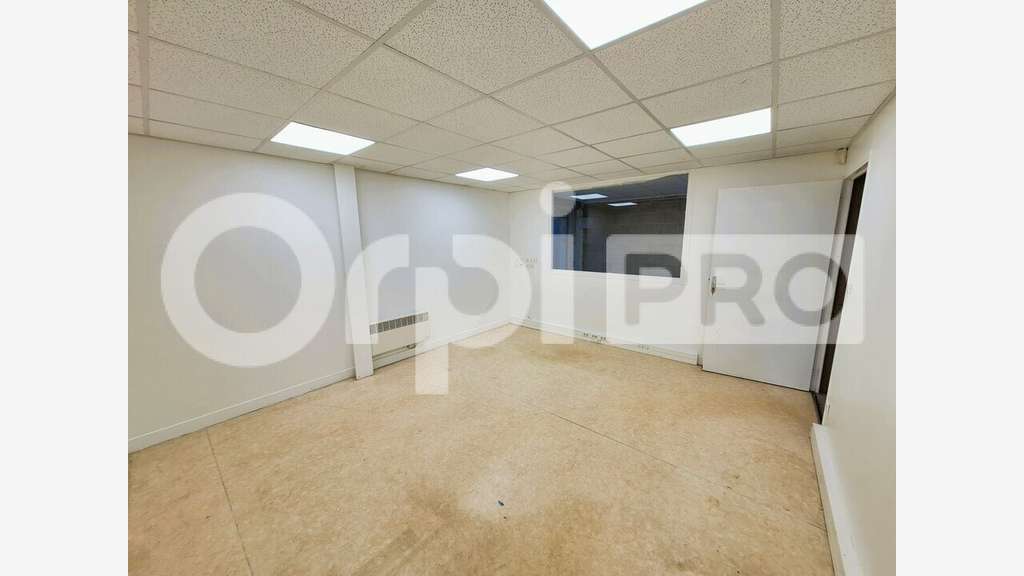 Loue local de 425m² près RN2 Villers-Cotterêts