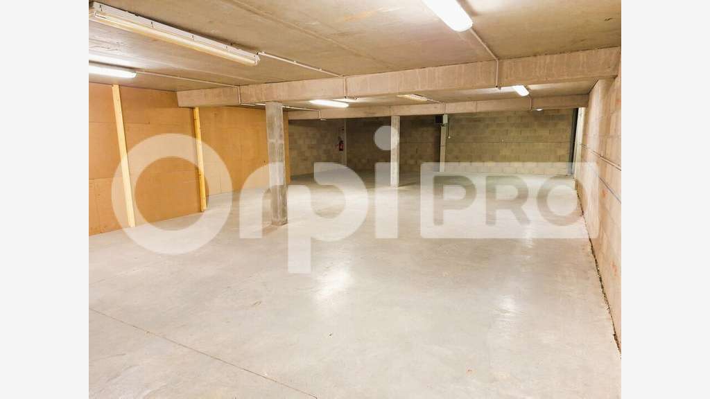 Loue local de 425m² près RN2 Villers-Cotterêts