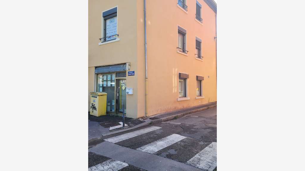 A louer beaux bureaux en duplex à Villeurbanne