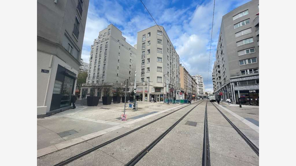 A louer local commercial 110m² Gratte-Ciel