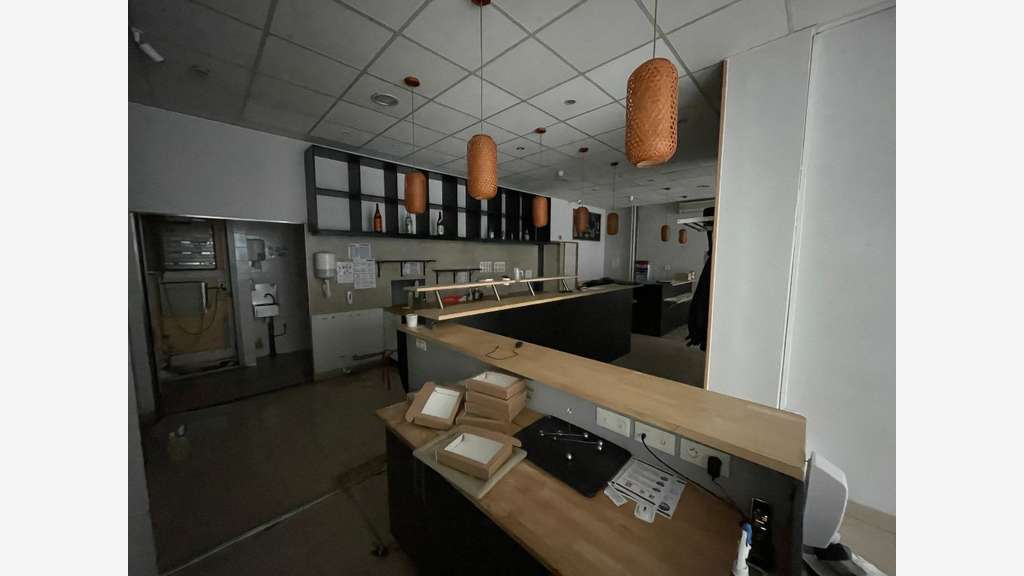 A louer local commercial 110m² Gratte-Ciel