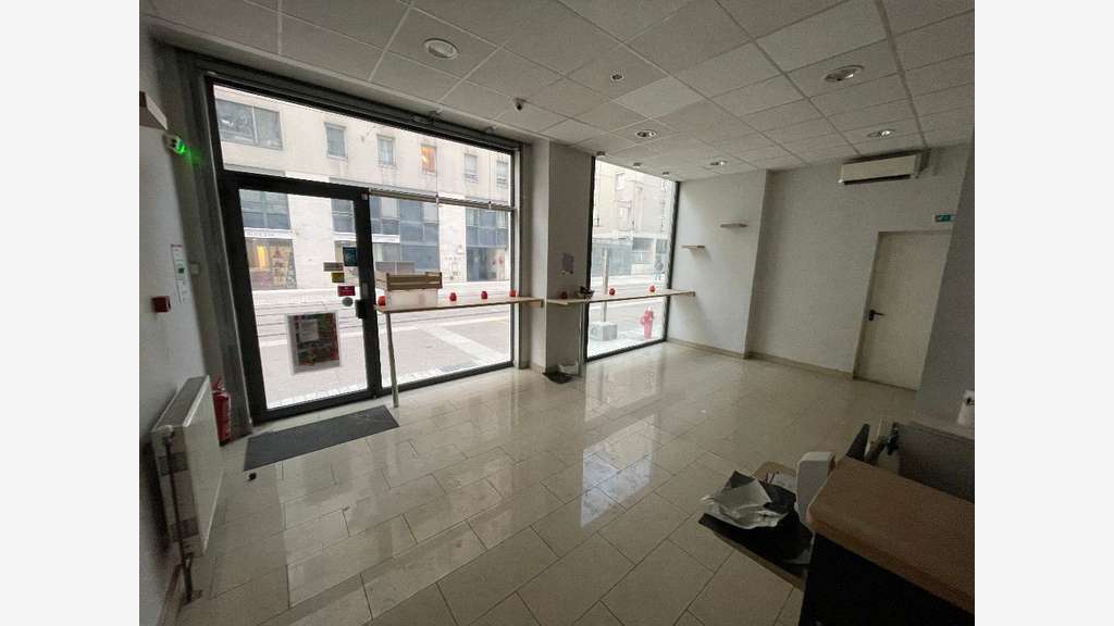 A louer local commercial 110m² Gratte-Ciel