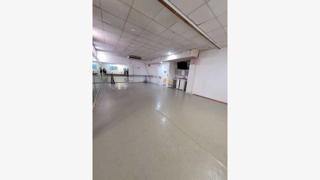 Local traversant 185m² Villeurbanne Grand Clément