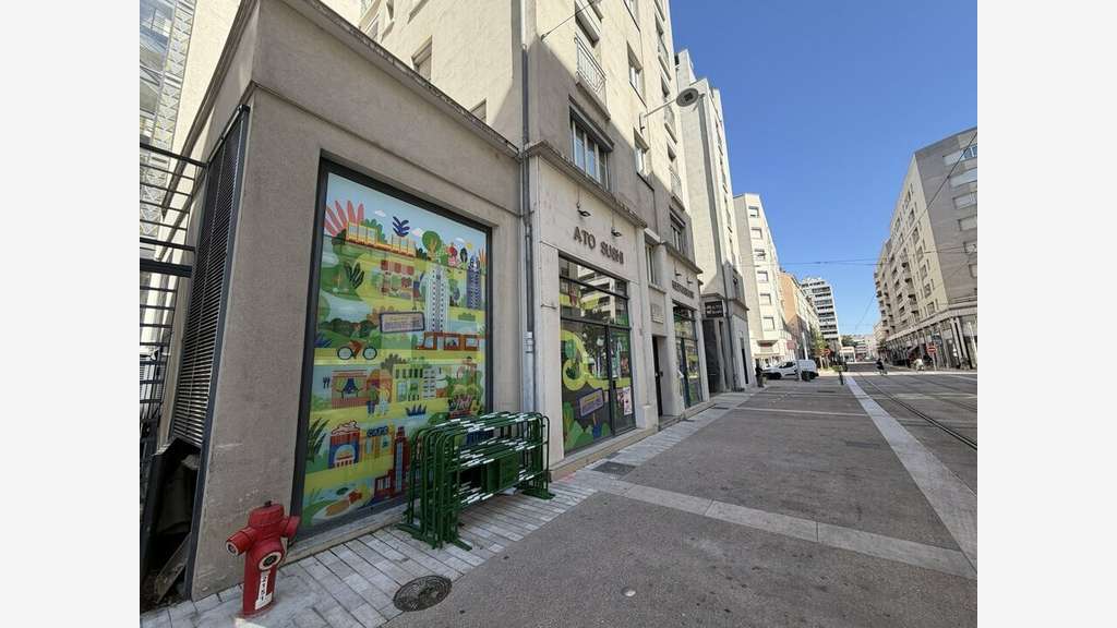 Loue local cial 110m² à Villeurbanne Gratte Ciel