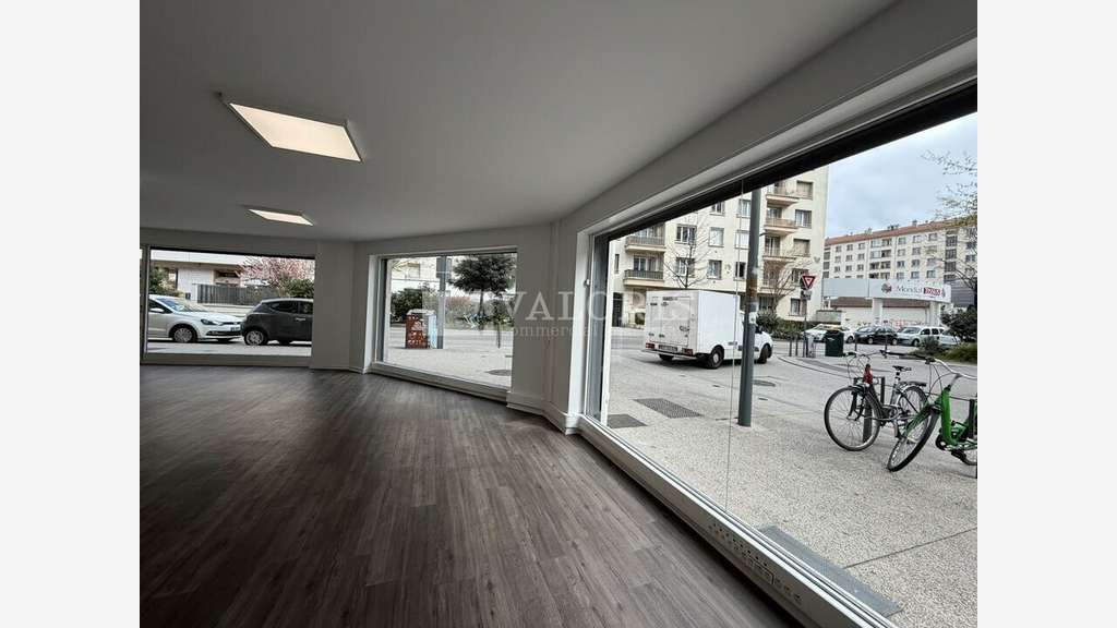 VILLEURBANNE - LOCAL COMMERCIAL à louer