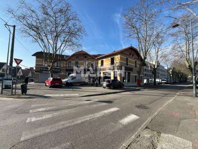 Locaux commerciaux à VILLEURBANNE - A LOUER - 141