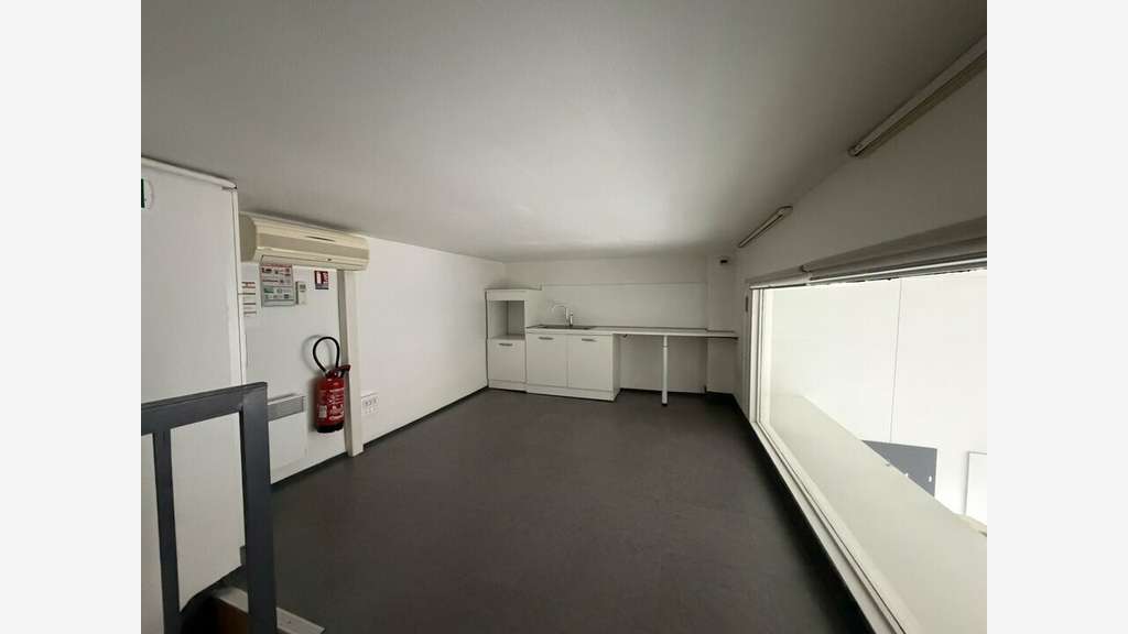 VILLEURBANNE - LOCAL COMMERCIAL à louer