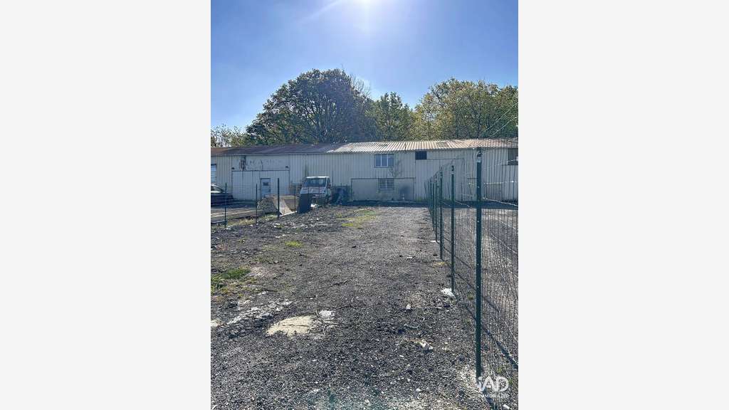 A louer hangar 200m² en ZI à Villiers-en-Bière