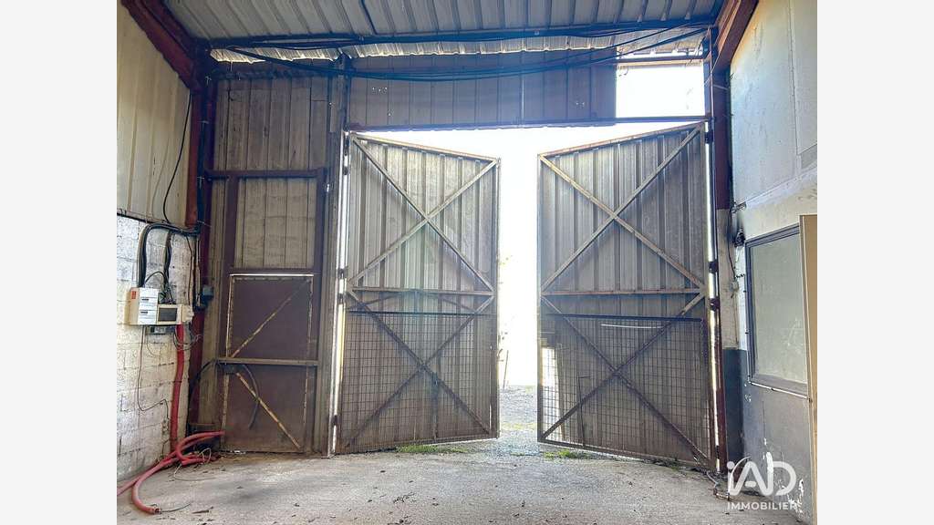 A louer hangar 200m² en ZI à Villiers-en-Bière