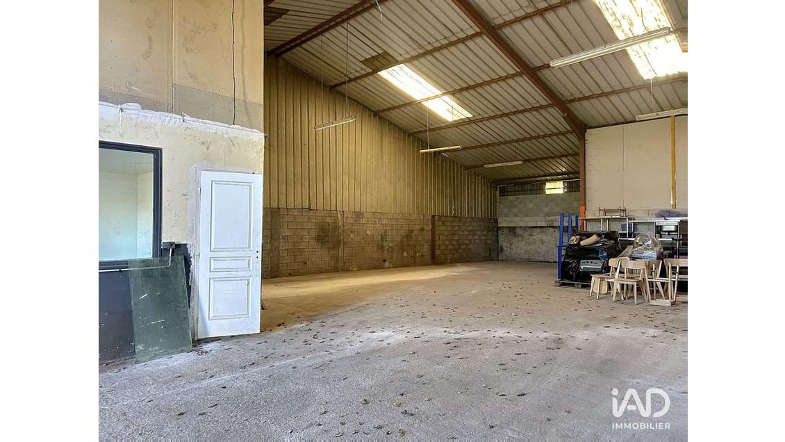A louer hangar 200m² en ZI à Villiers-en-Bière