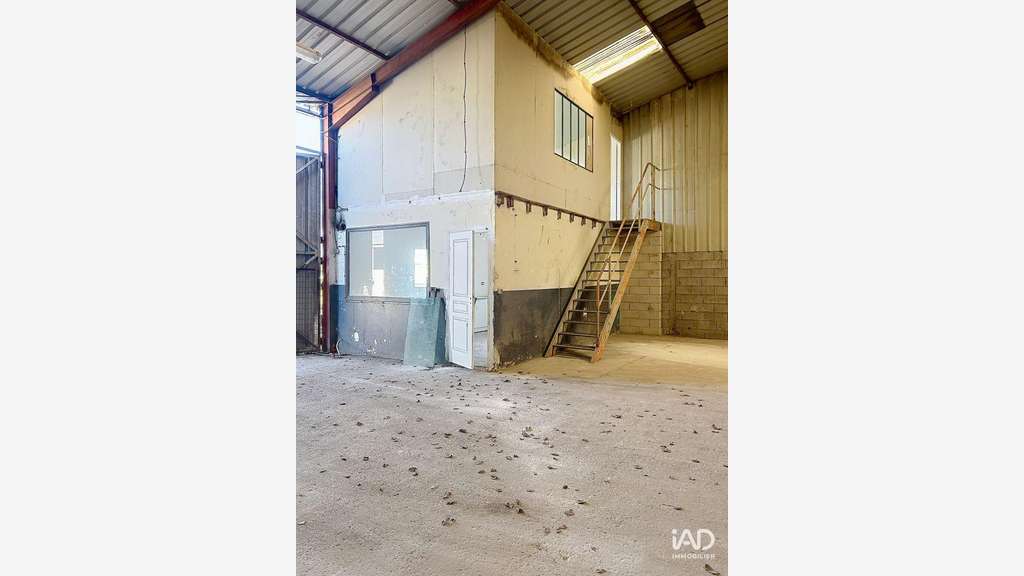A louer hangar 200m² en ZI à Villiers-en-Bière