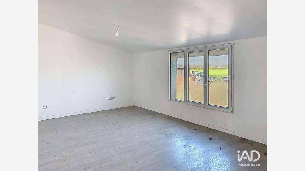 A louer hangar 200m² en ZI à Villiers-en-Bière