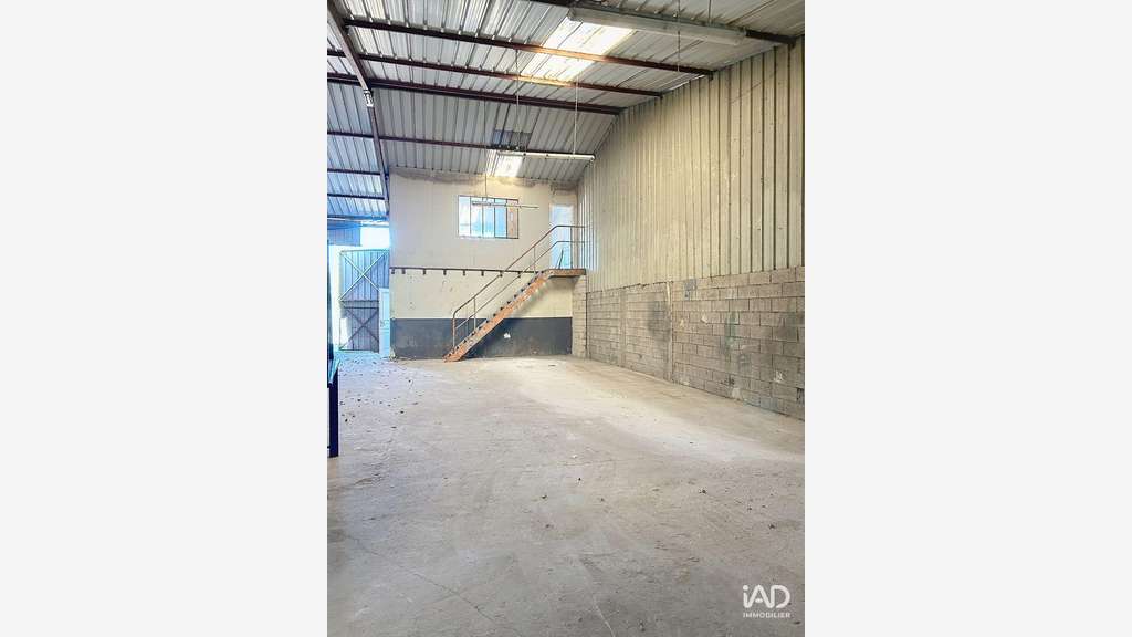 A louer hangar 200m² en ZI à Villiers-en-Bière