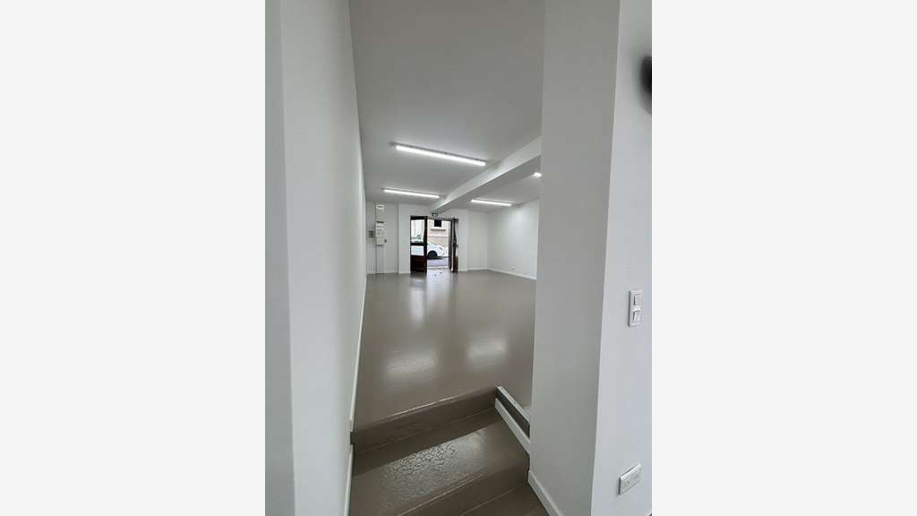 Local commercial rénové 140m² à louer à Violès 