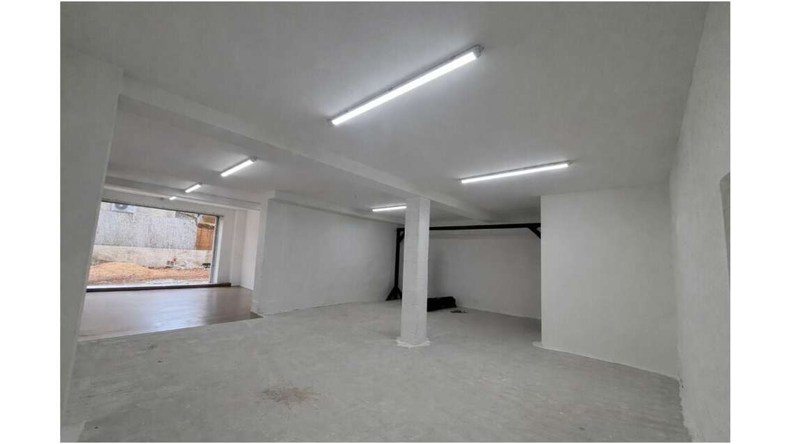 Local commercial rénové 140m² à louer à Violès 