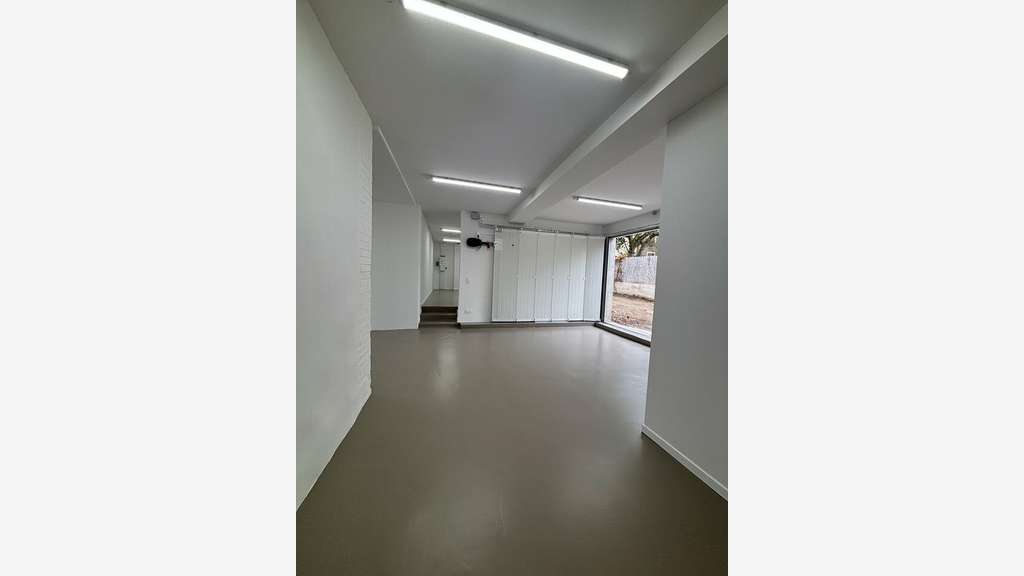 Local commercial rénové 140m² à louer à Violès 