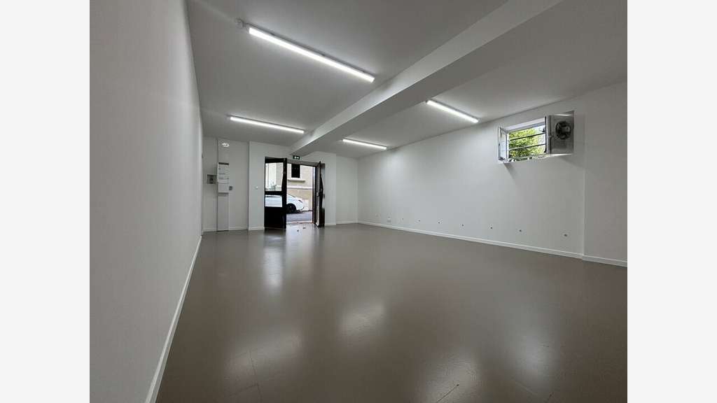 Local commercial rénové 140m² à louer à Violès 