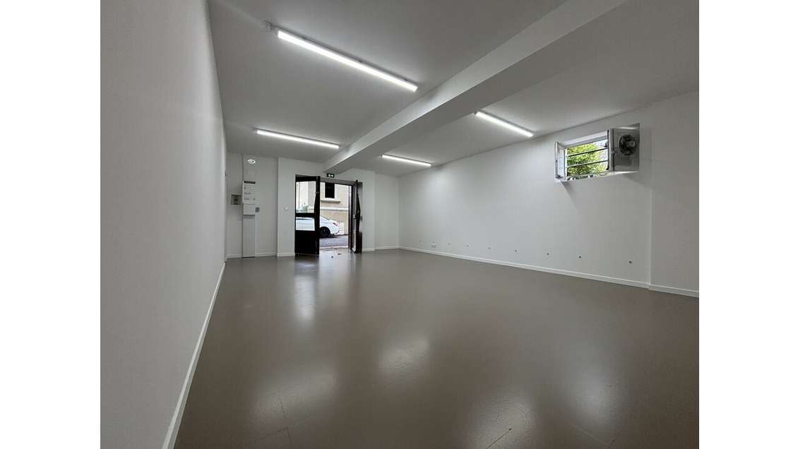 Local commercial rénové 140m² à louer à Violès 