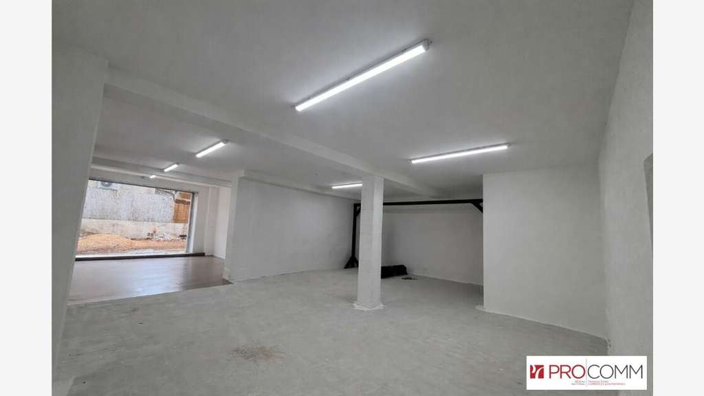 Local commercial rénové 140m² à louer à Violès 
