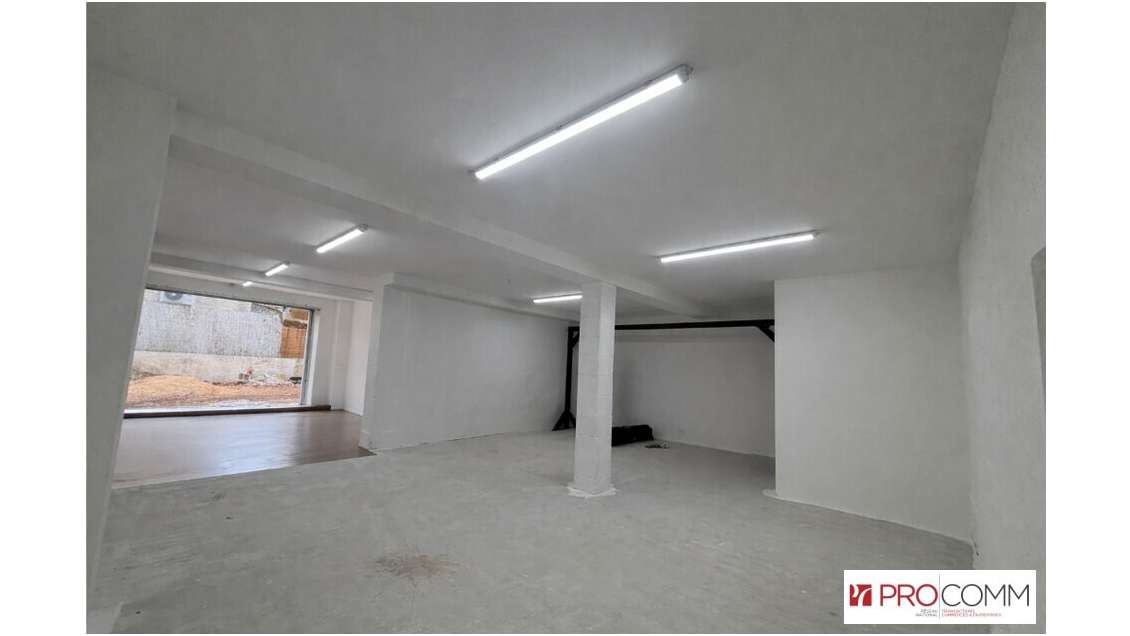 Local commercial rénové 140m² à louer à Violès