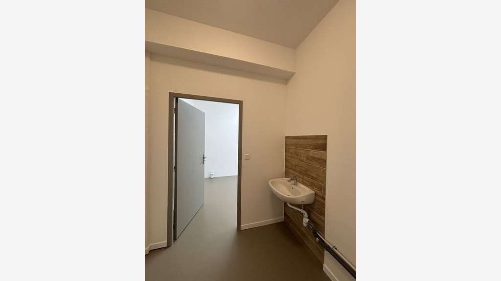 Local commercial rénové 140m² à louer à Violès 