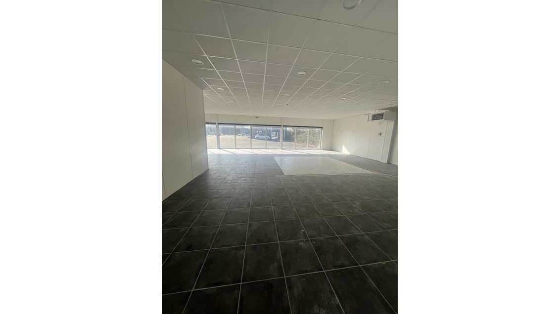 Location local commercial 420m² à Viriat