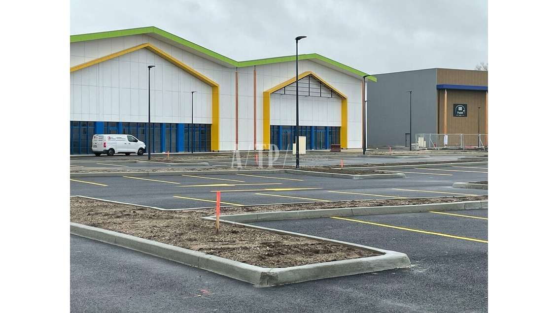 A louer local commercial neuf 1030m² à Saint-André