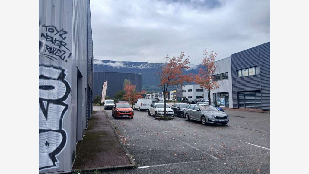 À LOUER – LOCAL COMMERCIAL DE 197 m² – VOGLANS (73
