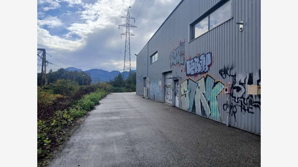 À LOUER – LOCAL COMMERCIAL DE 197 m² – VOGLANS (73