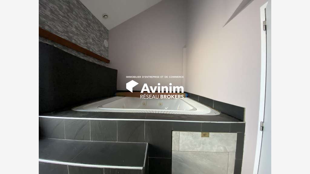 A louer / à vendre local 145m² idéal SPA à Voiron