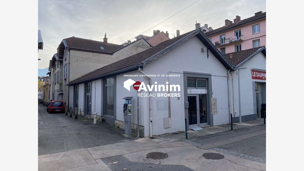 A louer / à vendre local 145m² idéal SPA à Voiron