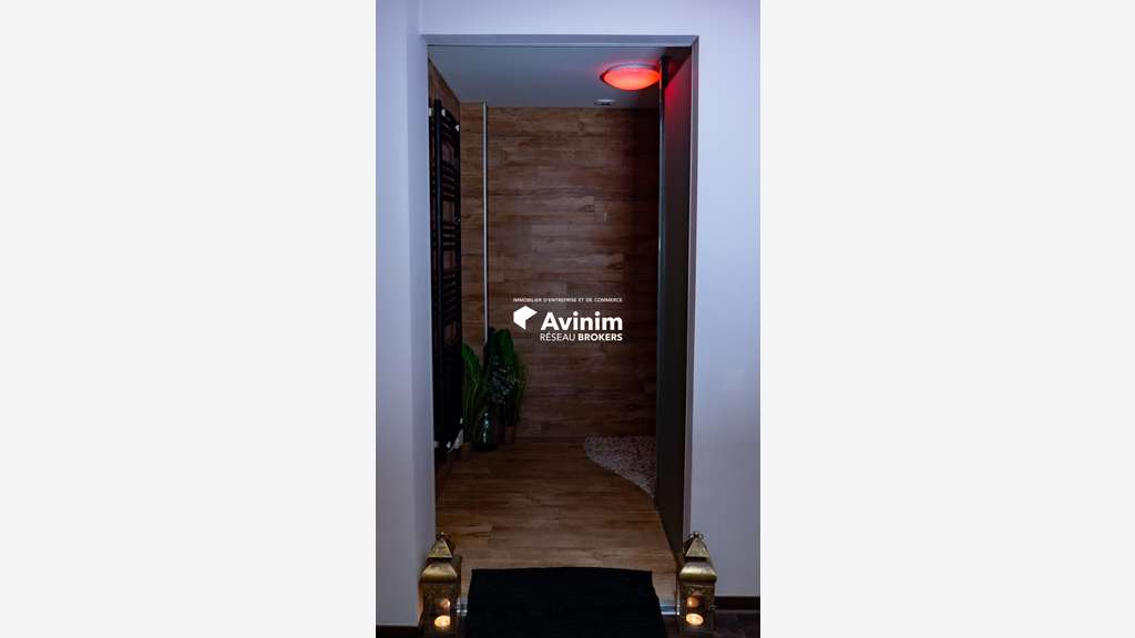 A louer / à vendre local 145m² idéal SPA à Voiron
