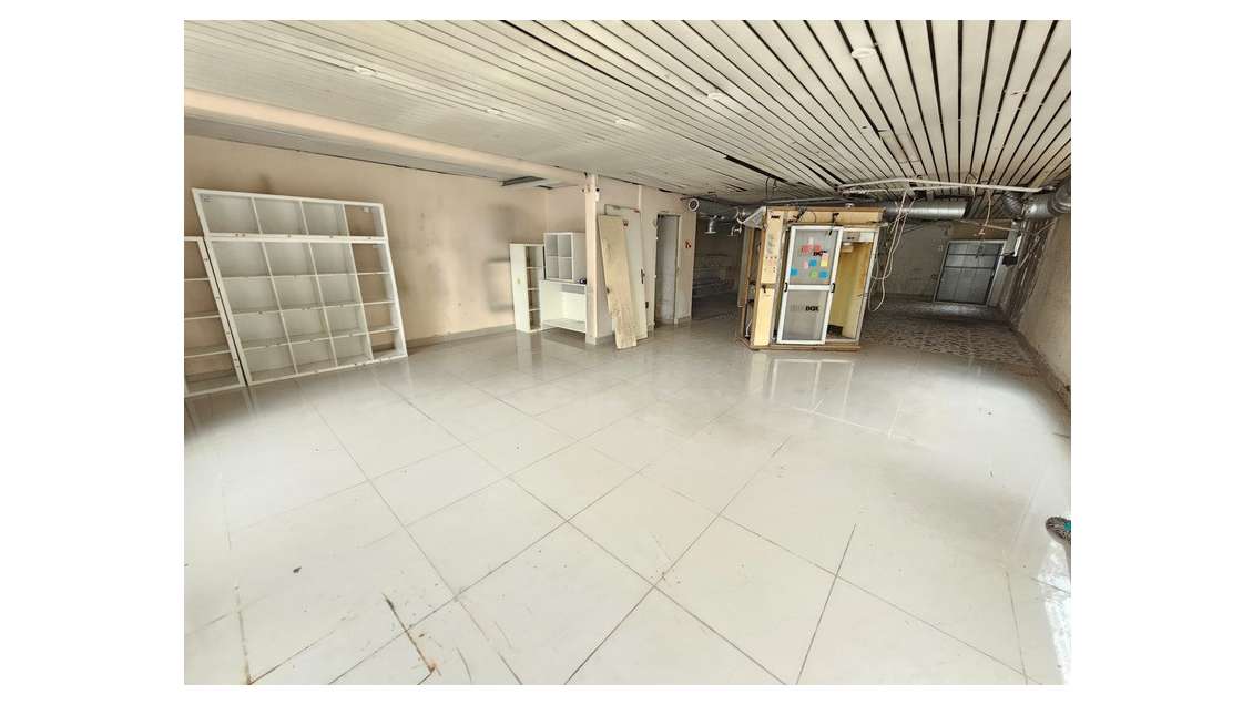 Local 100m² à louer angle stratégique à Yerres