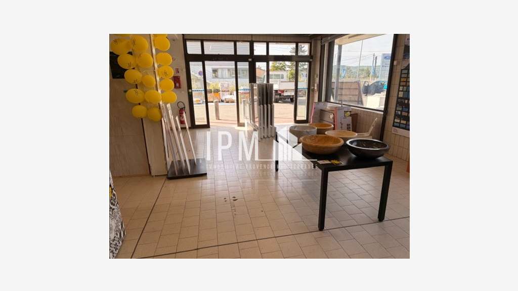 Commerce 826m² à louer à Brignoles 83170