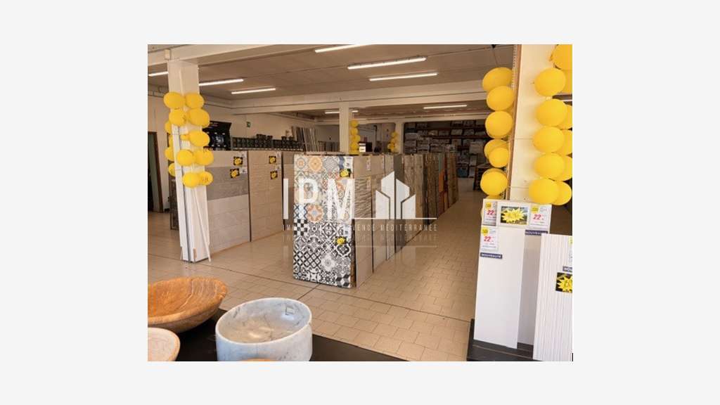 Commerce 826m² à louer à Brignoles 83170