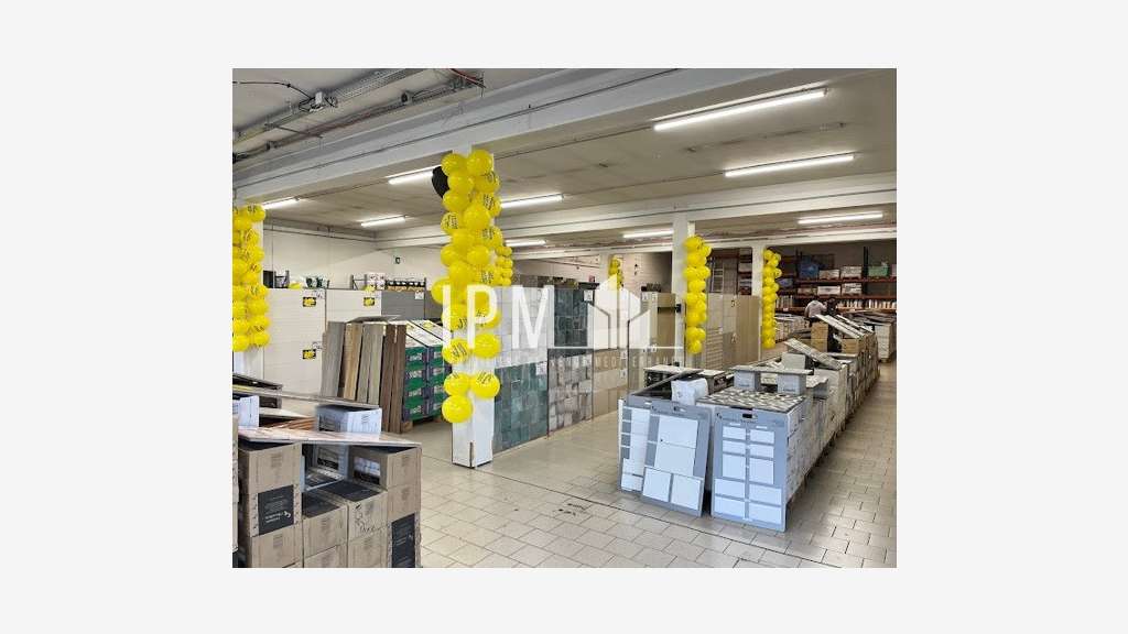 Commerce 826m² à louer à Brignoles 83170