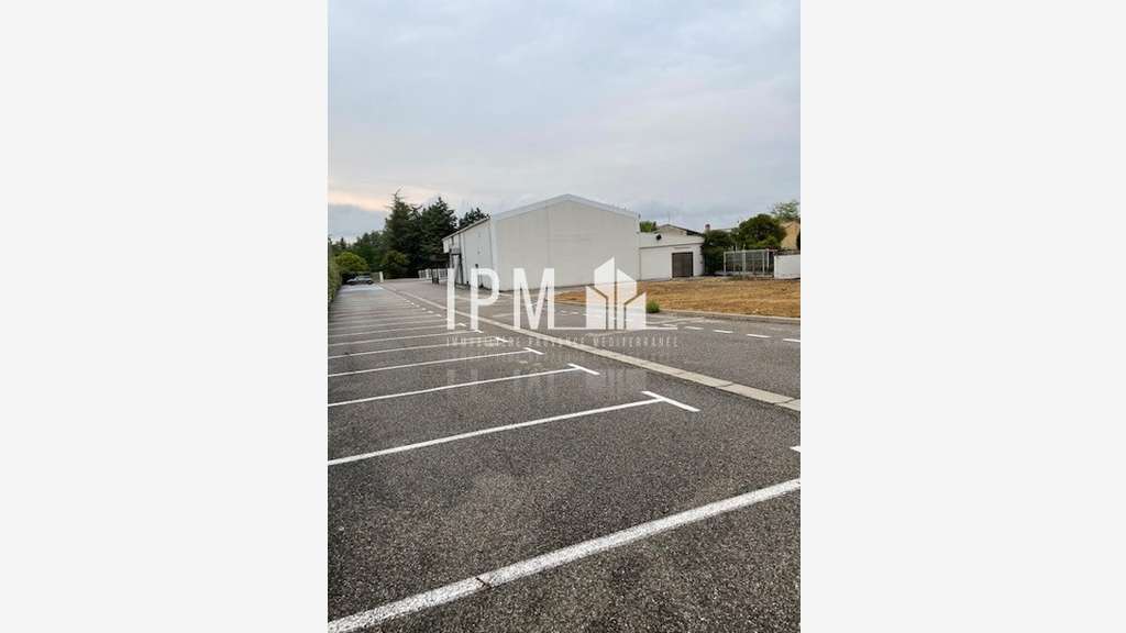 Commerce 826m² à louer à Brignoles 83170