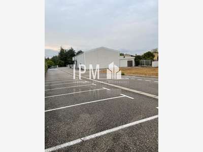 Commerce 826m² à louer à Brignoles 83170