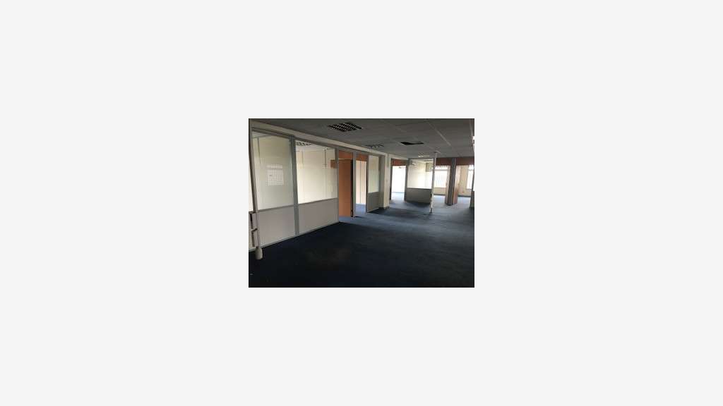A louer local 1250m² à Baie-Mahault Bld Houelbourg
