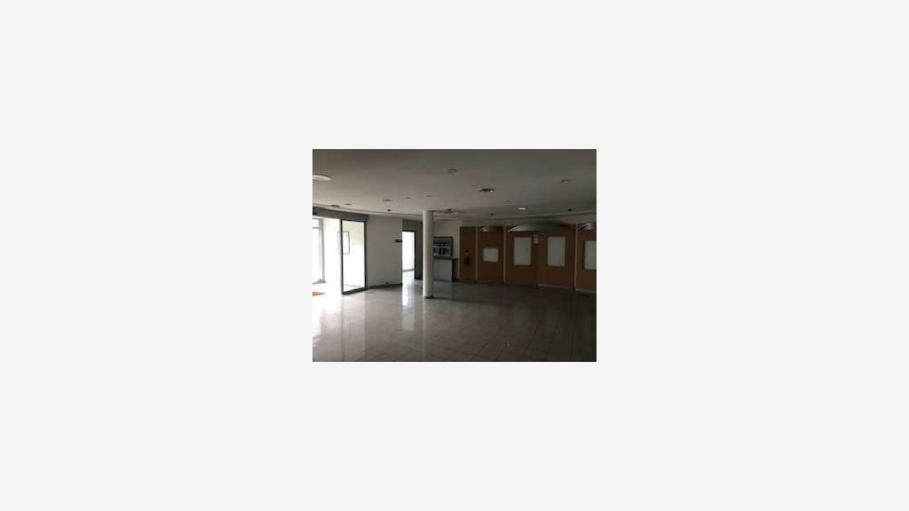 A louer local 1250m² à Baie-Mahault Bld Houelbourg