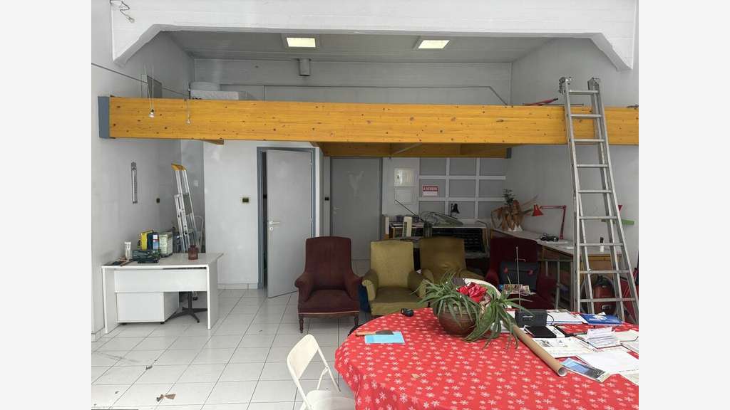 Boutique 75m² à louer à Carpentras 