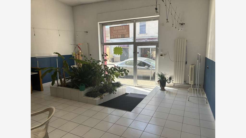 Boutique 75m² à louer à Carpentras 