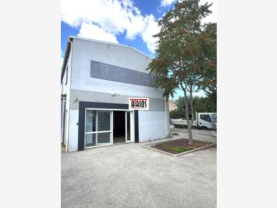A louer local 125m² + appartement 60m² Zac Castors