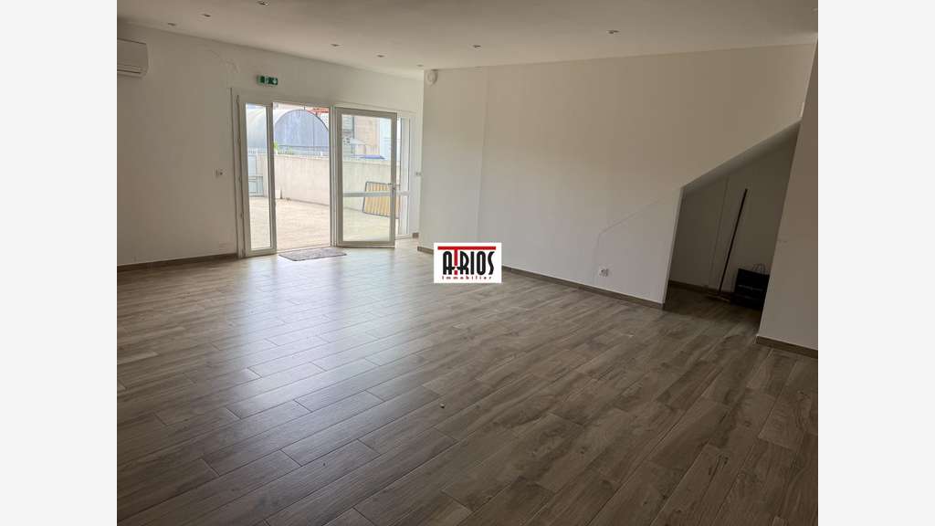 A louer local 125m² + appartement 60m² Zac Castors