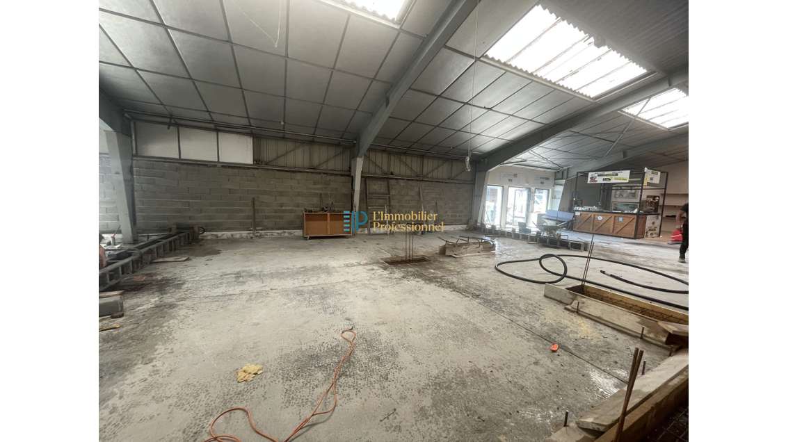 A louer local commercial 1150m² ZAC Caudan