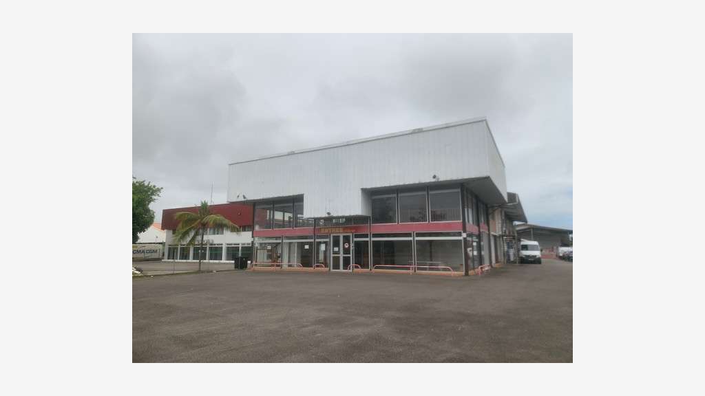 A louer local commercial 600m² en za de Cayenne