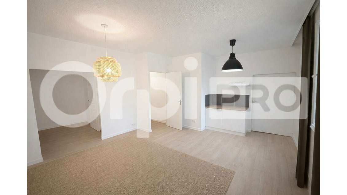 A louer local rue commerçante La Rochelle centre