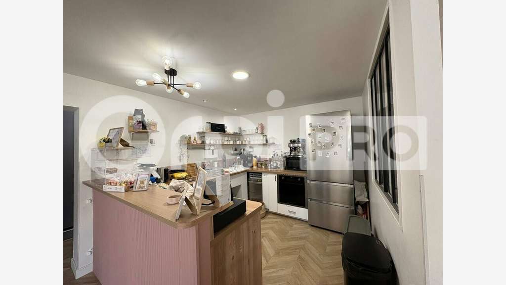 Local rénové 140m² à louer à Servon centre