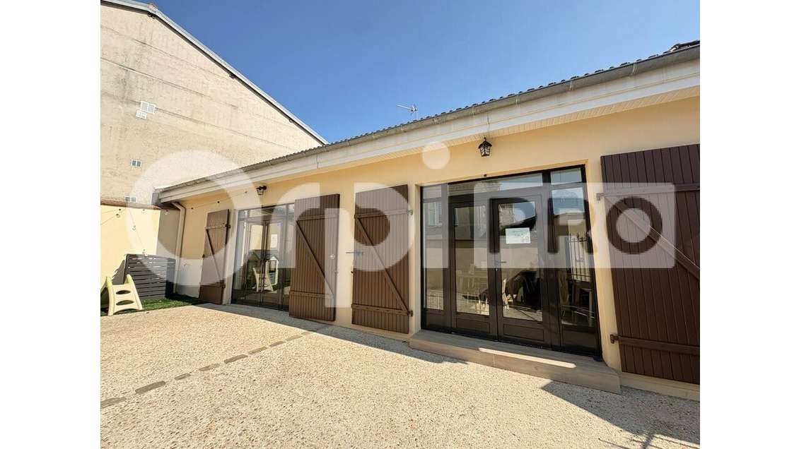 Local rénové 140m² à louer à Servon centre